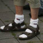 Носят ли сандалии с носками