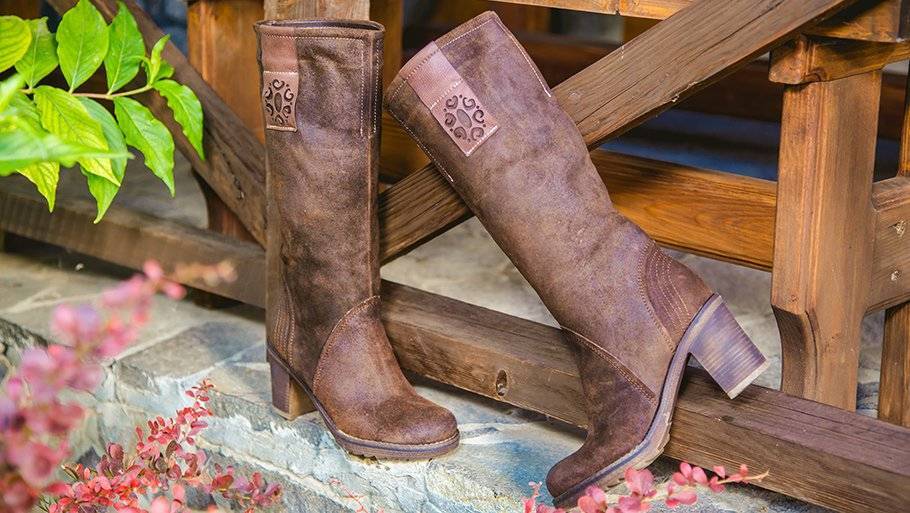 Как растянуть замшевые сапоги