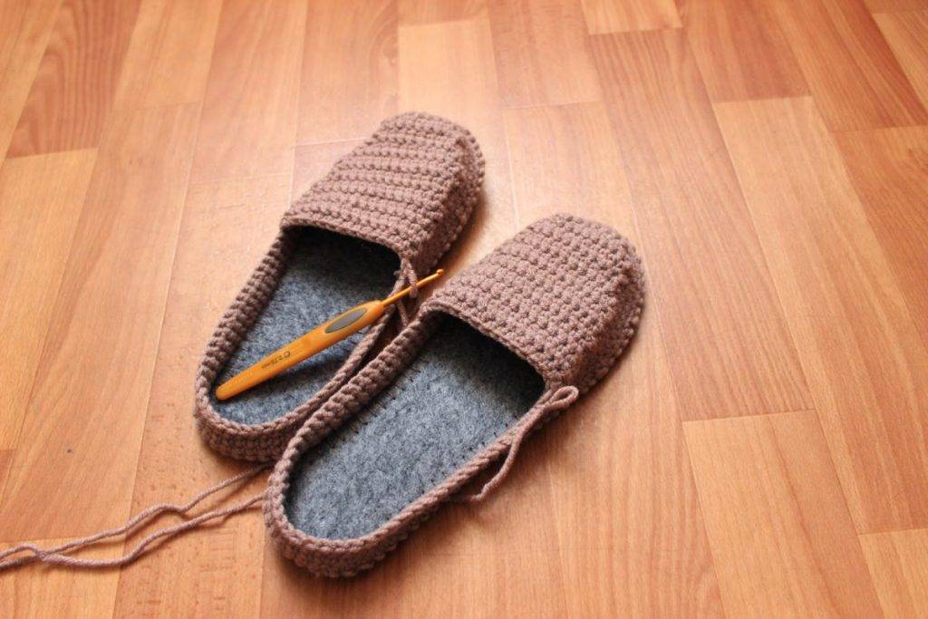 Домашние вязанные тапочки своими руками спицами