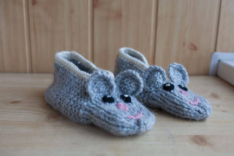 Вязание спицами тапочек-носков с узорами