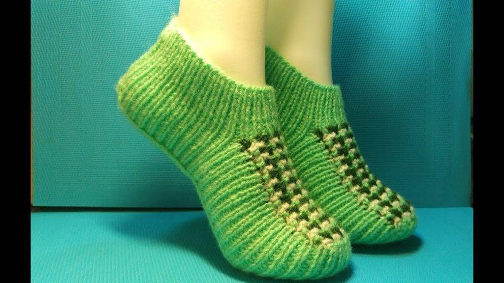 Вязаные тапочки спицами без швов
