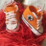 Пинетки-кроссовки спицами