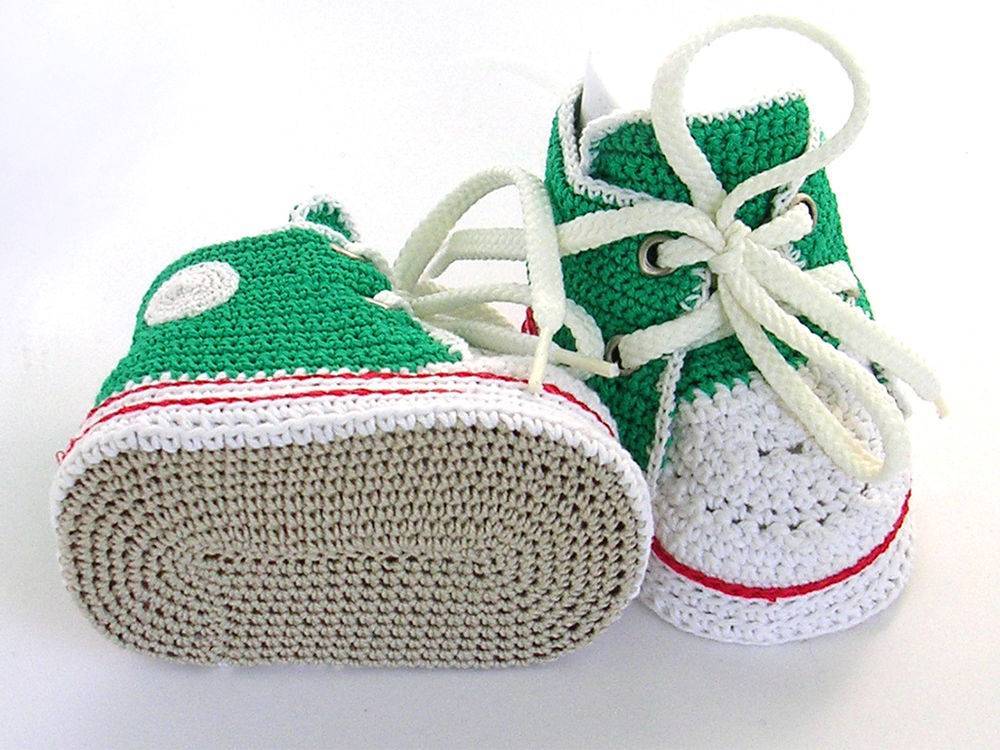 Пинетки-кроссовки спицами