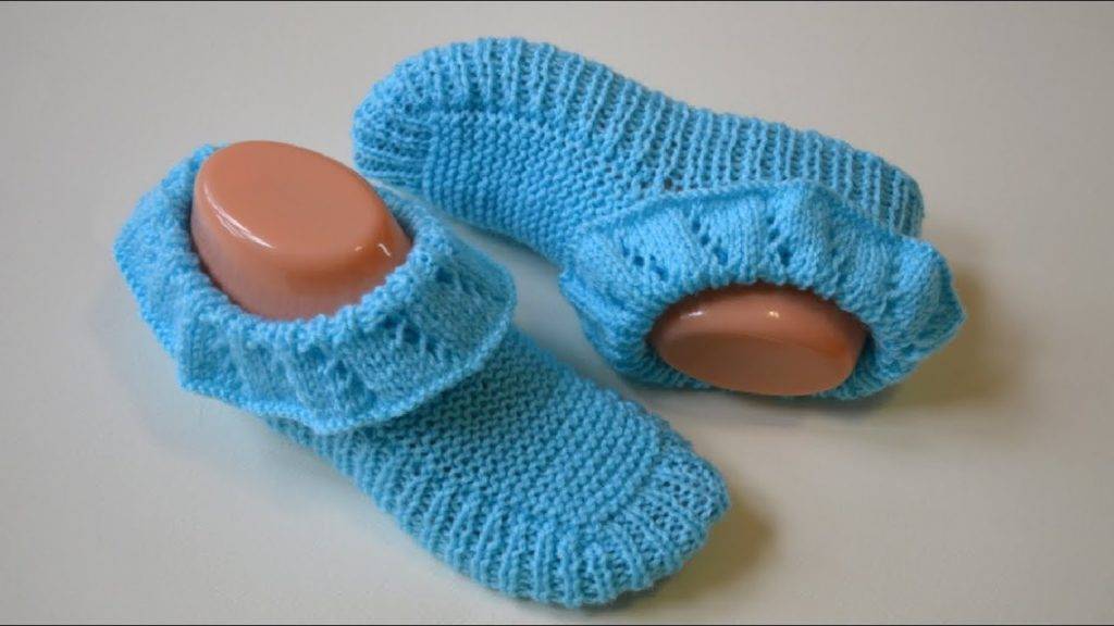 Следки связаны пряжей alize my baby 150м / 50г, состав пряжи 100% акрил, спицы № 3.5 Размер 36 - 38 На спицы набрать 94 петли Вязать 12 рядов - все лицевые петли Следующие 10 рядов - вязать резинкой 1х1 (1 лиц., 1 изн.) Переходим вязать мысок 1 ряд - кром. 39 петель по рисунку (1 лиц. 1изн.), 13 лиц., 2 вместе изн. п., развернуть работу. 2 ряд - кром. 12 лиц, 2 вместе лиц. п, развернуть работу 3 ряд - кром. 12 лиц, 2 вместе изн. п, развернуть работу 4 ряд - кром. 12 лиц, 2 вместе лиц. п, развернуть работу Продолжить так вязать, пока по бокам не останется по 20 петель На спицах 54 петли. Далее продолжить вязать резинку 1 х 1 (1 лиц. 1 изн.) - 12 рядов. Начинаем вязать рюши 1 ряд - кром. *3 изн. 1 лиц. накид * кром. 2 ряд и все четные ряды - вязать по рисунку, накиды вязать лиц.п. 3 ряд - кром. 3 изн. 1 лиц. накид, *4 изн. 1 лиц. накид* 1 изн., кром. 5 ряд - кром. 3 изн. 1 лиц. накид, *5 изн. 1 лиц. накид* 2 изн., кром. 7 ряд - кром. 3 изн. 1 лиц. накид, *6 изн. 1 лиц. накид* 3 изн., кром. 9 ряд - закрыть все петли Осталось теперь сшить. Второй вязать так же и носить с удовольствием.