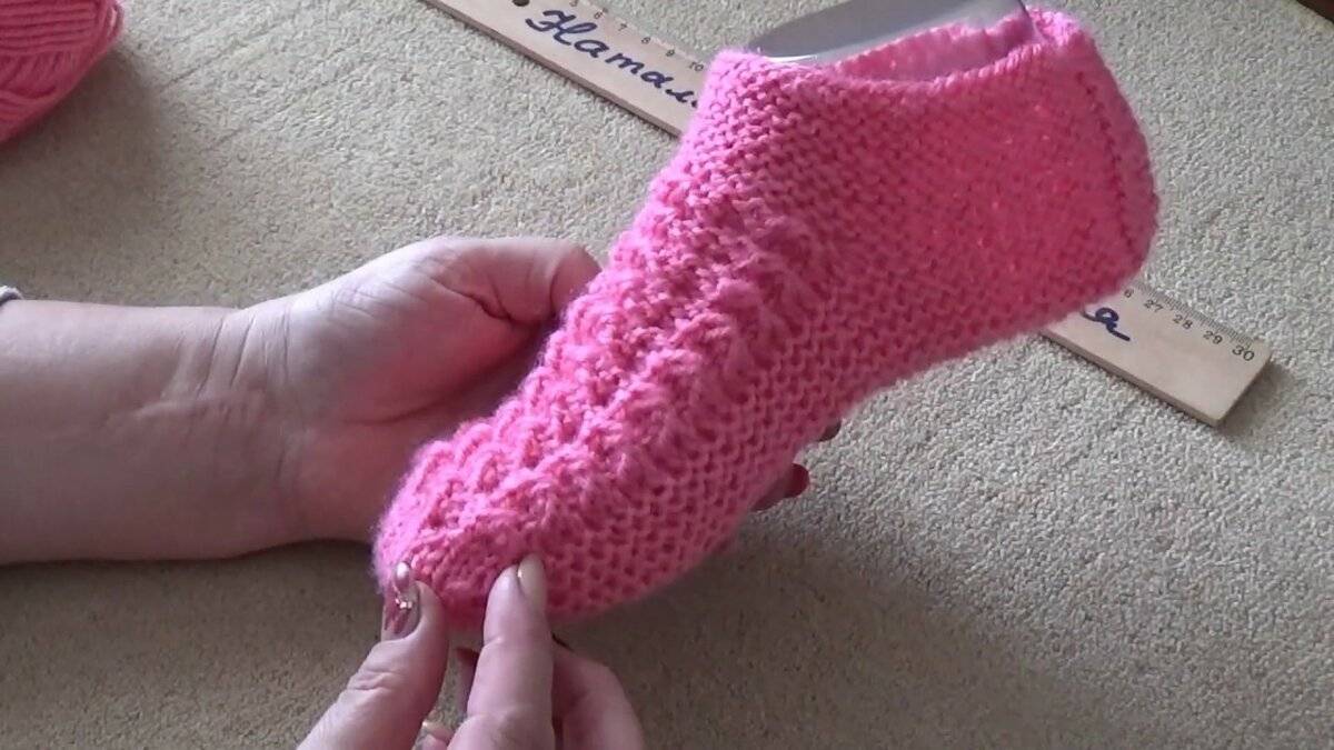 Следки связаны пряжей alize my baby 150м / 50г, состав пряжи 100% акрил, спицы № 3.5 Размер 36 - 38 На спицы набрать 94 петли Вязать 12 рядов - все лицевые петли Следующие 10 рядов - вязать резинкой 1х1 (1 лиц., 1 изн.) Переходим вязать мысок 1 ряд - кром. 39 петель по рисунку (1 лиц. 1изн.), 13 лиц., 2 вместе изн. п., развернуть работу. 2 ряд - кром. 12 лиц, 2 вместе лиц. п, развернуть работу 3 ряд - кром. 12 лиц, 2 вместе изн. п, развернуть работу 4 ряд - кром. 12 лиц, 2 вместе лиц. п, развернуть работу Продолжить так вязать, пока по бокам не останется по 20 петель На спицах 54 петли. Далее продолжить вязать резинку 1 х 1 (1 лиц. 1 изн.) - 12 рядов. Начинаем вязать рюши 1 ряд - кром. *3 изн. 1 лиц. накид * кром. 2 ряд и все четные ряды - вязать по рисунку, накиды вязать лиц.п. 3 ряд - кром. 3 изн. 1 лиц. накид, *4 изн. 1 лиц. накид* 1 изн., кром. 5 ряд - кром. 3 изн. 1 лиц. накид, *5 изн. 1 лиц. накид* 2 изн., кром. 7 ряд - кром. 3 изн. 1 лиц. накид, *6 изн. 1 лиц. накид* 3 изн., кром. 9 ряд - закрыть все петли Осталось теперь сшить. Второй вязать так же и носить с удовольствием.