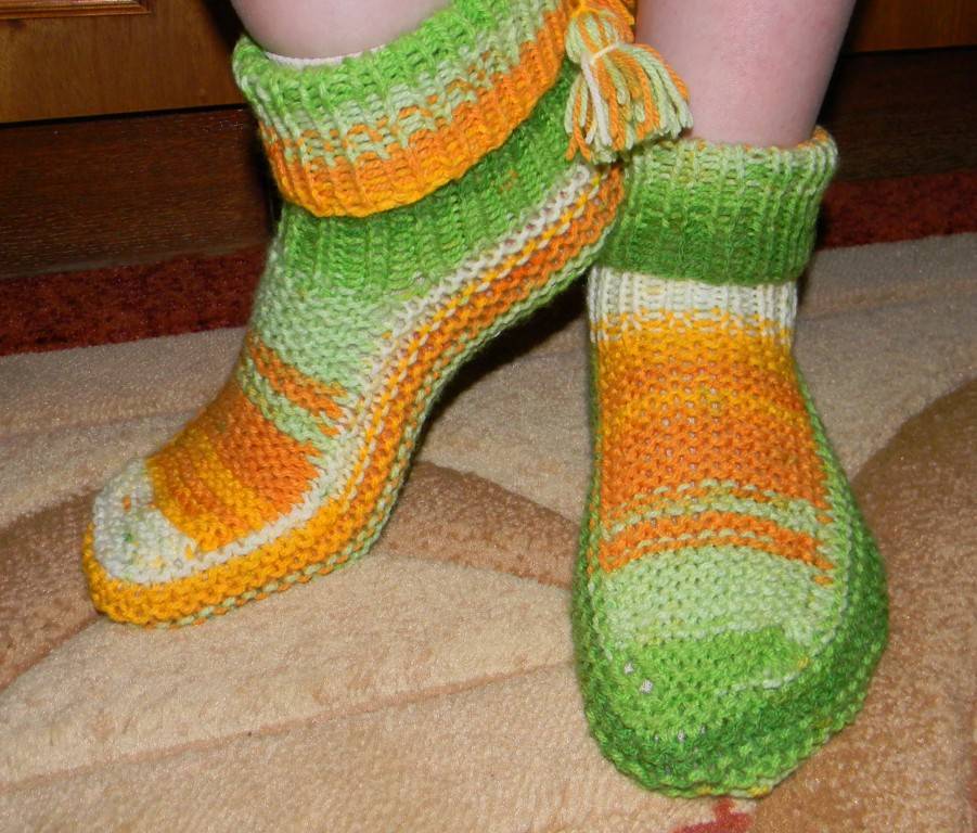 Вязание спицами тапочек-носков с узорами