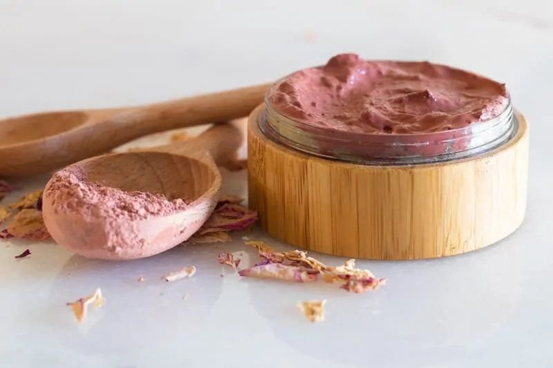 Розовая глина для лица: свойства универсального бьюти-продукта