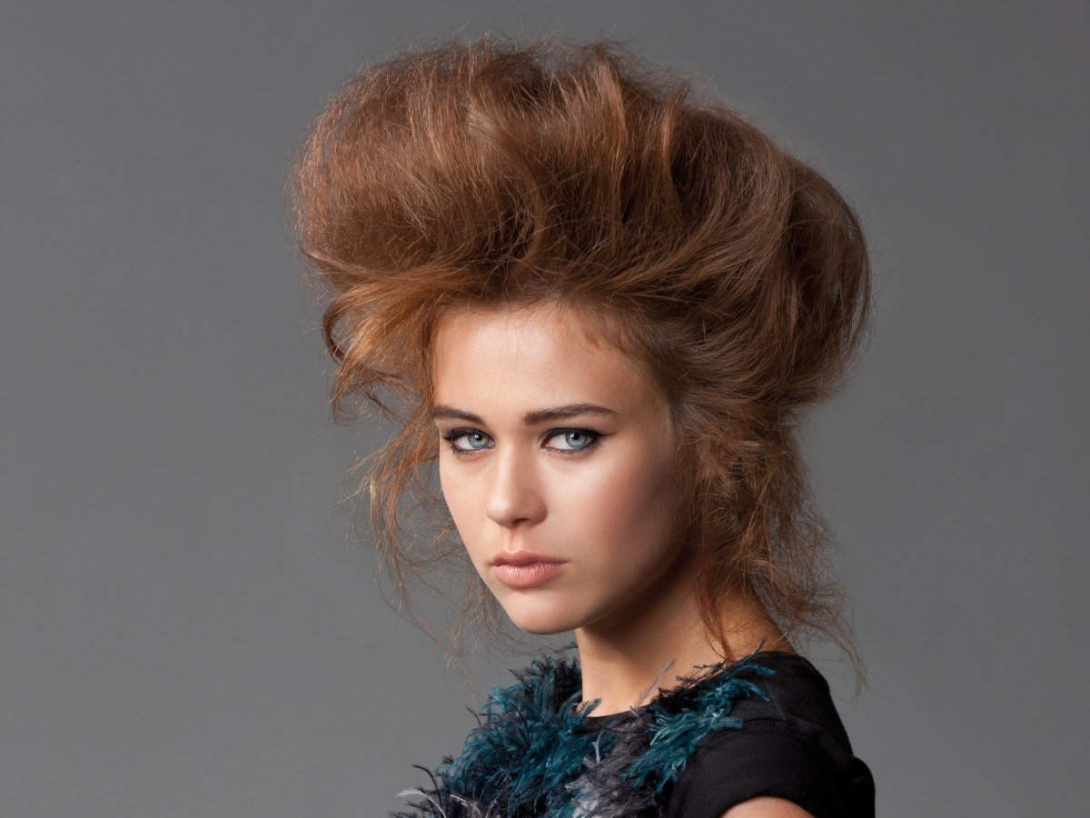 Объемные прически на средние волосы