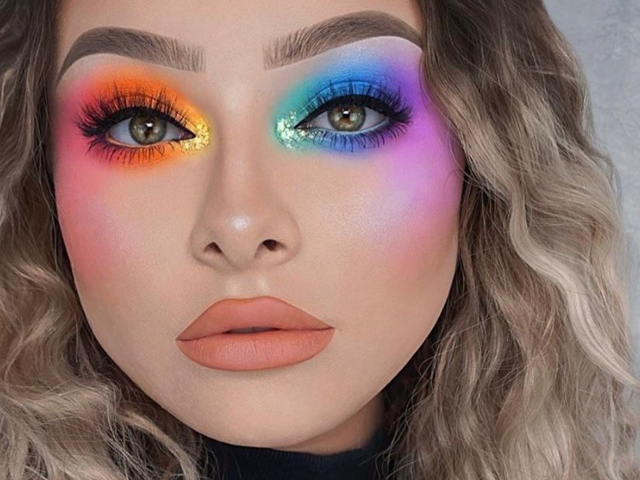 Опасный неон: что не так с разноцветными палетками для макияжа глаз | salt