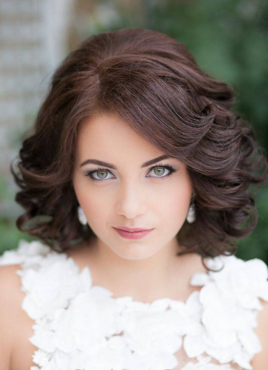 Вечерние прически на средние волосы: 100 фото идей красивых укладок