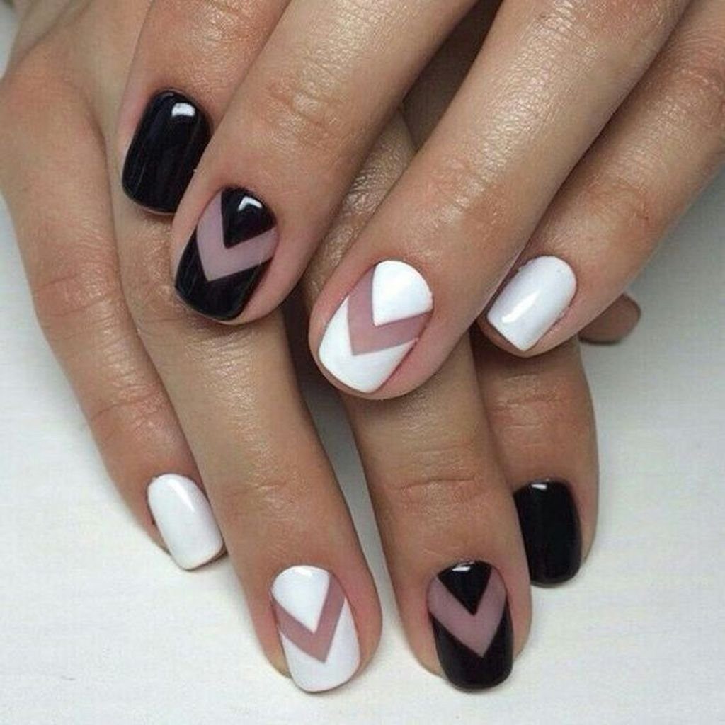 Negative space: секреты голого маникюра