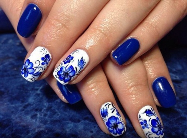 Как создать маникюр в стиле "гжель" с помощью простых шагов
