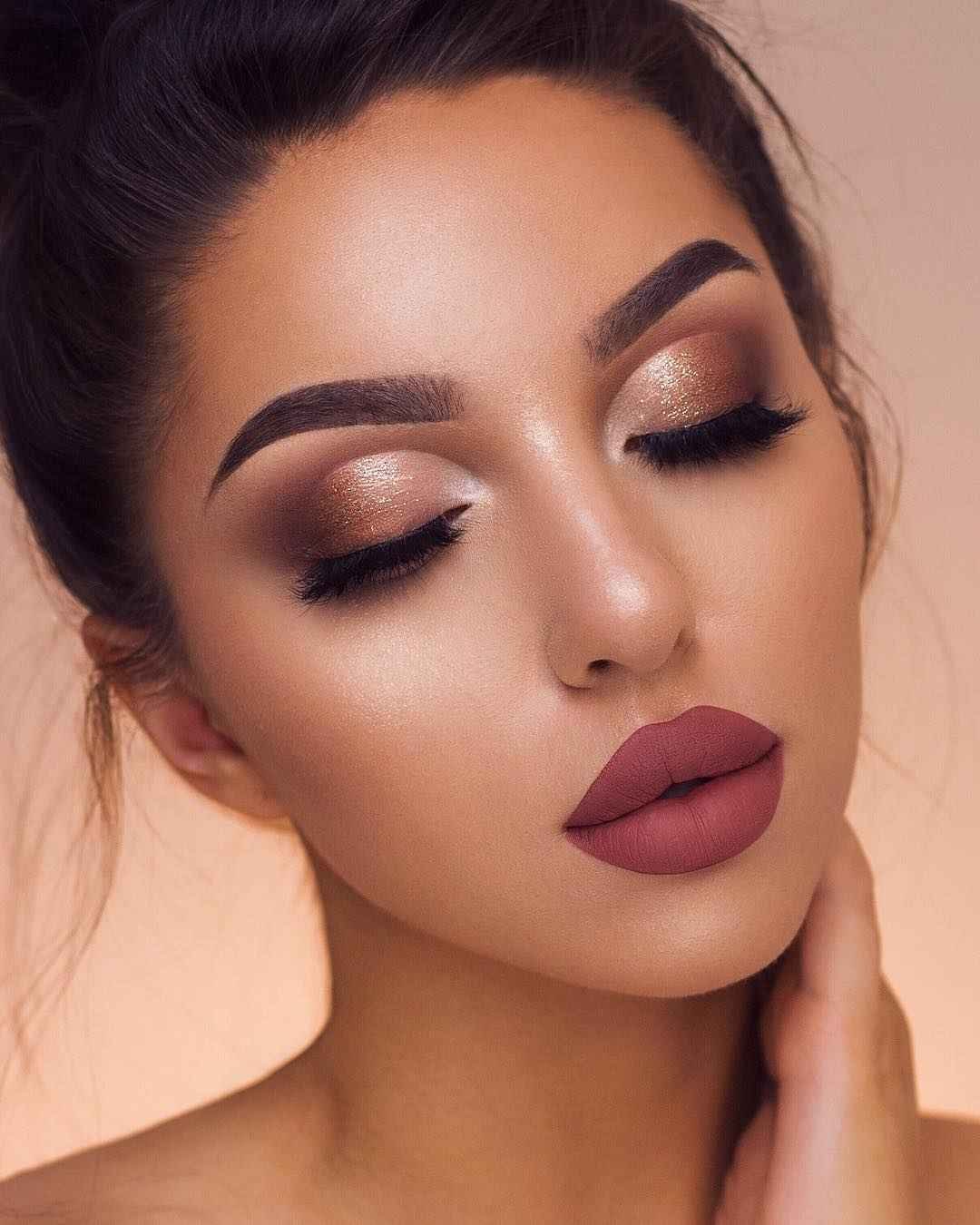 Макияж на свидание, техника создания make-up глаз, губ и тона лица