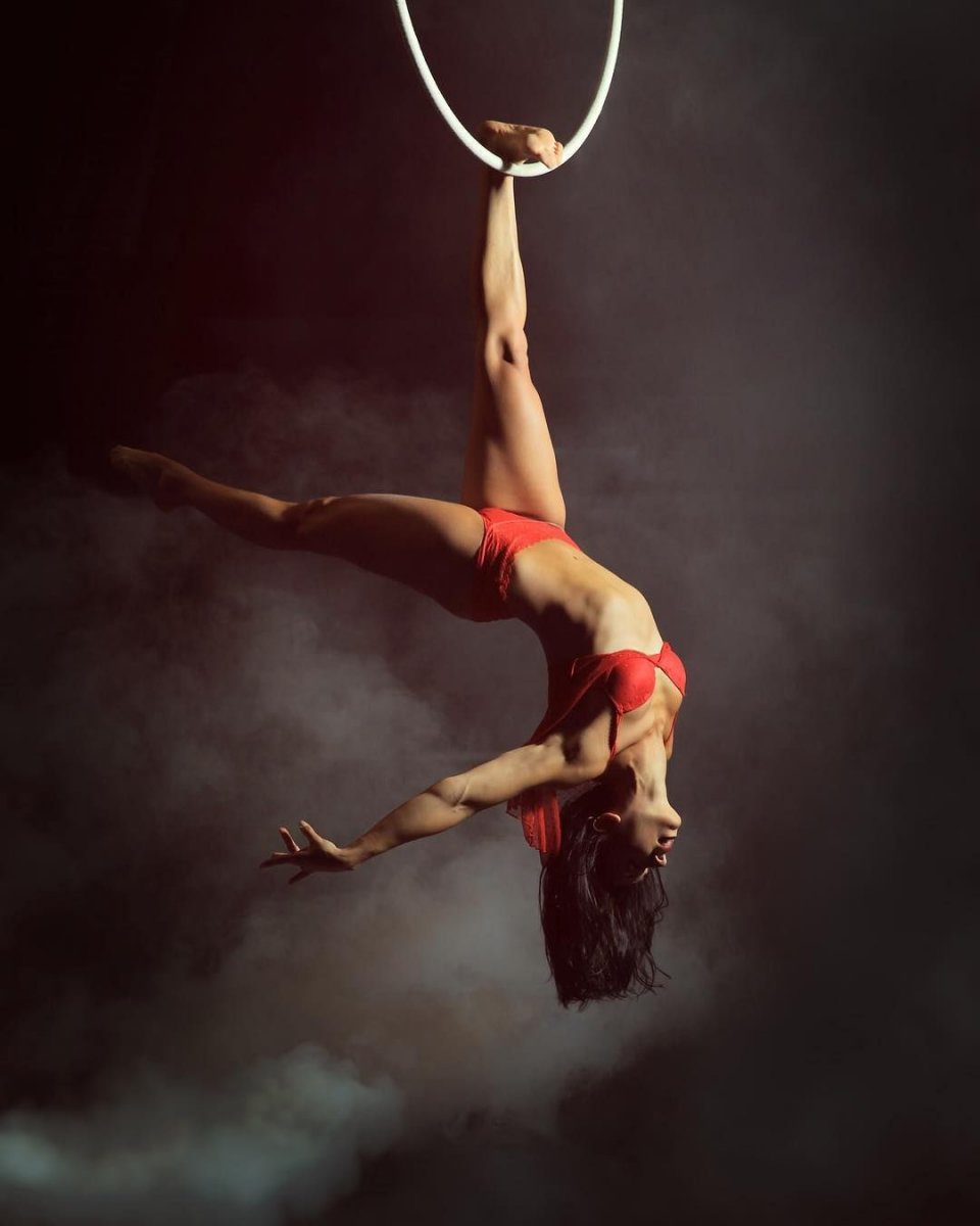 Воздушное кольцо (aerial hoop) для гимнастики. элементы воздушной гимнастики